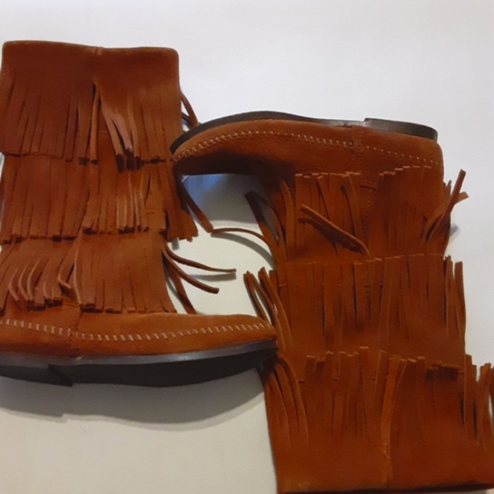 Minnetonka Gorgeous fringed  moccasin boots sz 6